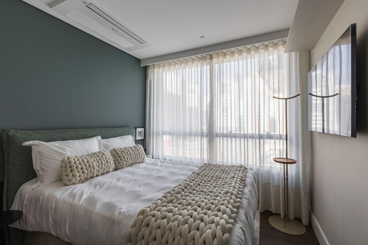 A tendência bedscaping propõe transformar o quarto em um verdadeiro santuário de autocuidado (Projeto: GT Building | Imagem: Samuel Berger) 