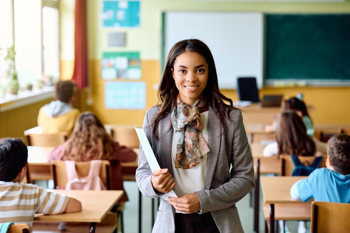As áreas de atuação do pedagogo não se restringem somente às salas de aula (Imagem: Drazen Zigic | Shutterstock)
