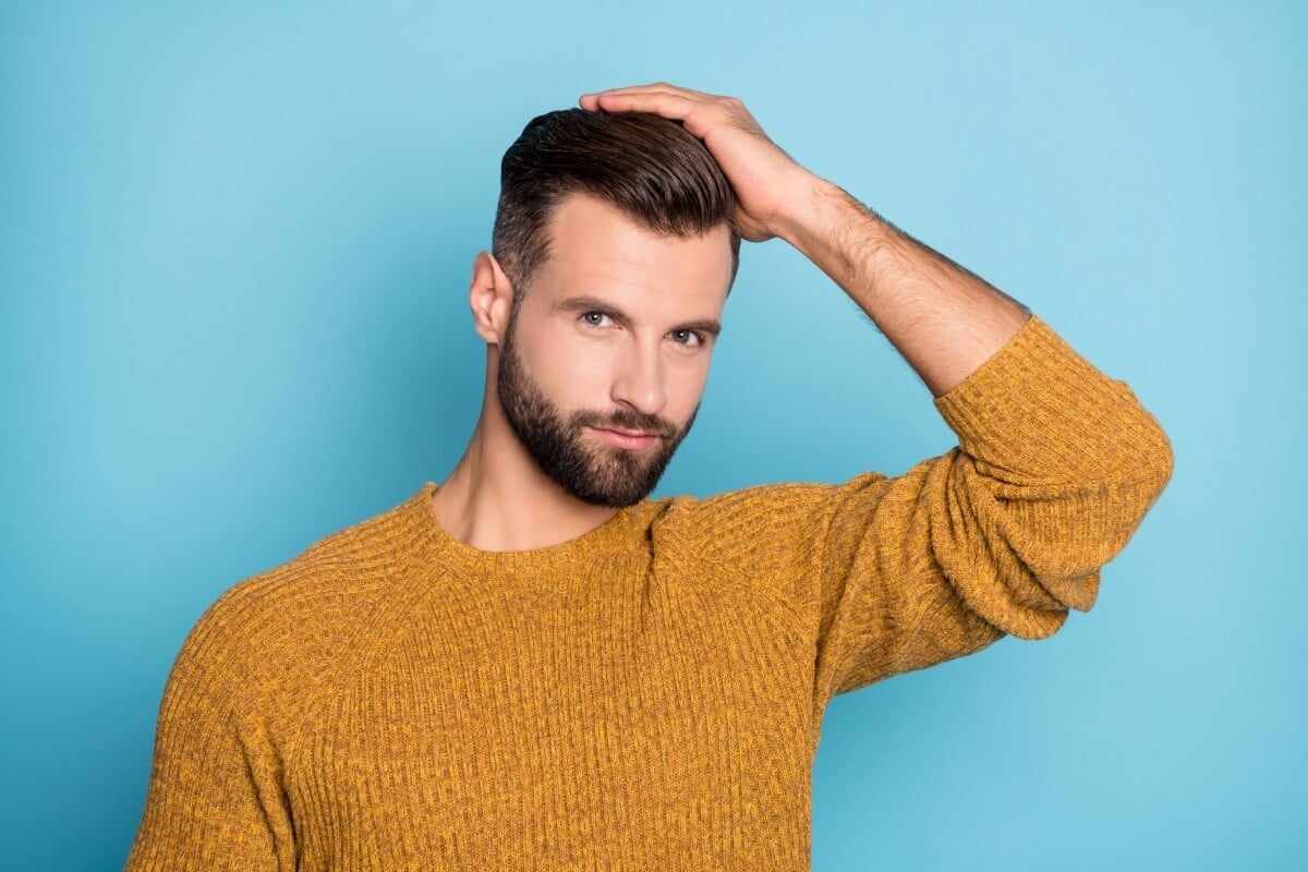 Os homens estão cada vez mais preocupados com a aparência e com os cuidados com o cabelo (Imagem: Roman Samborskyi | Shutterstock)