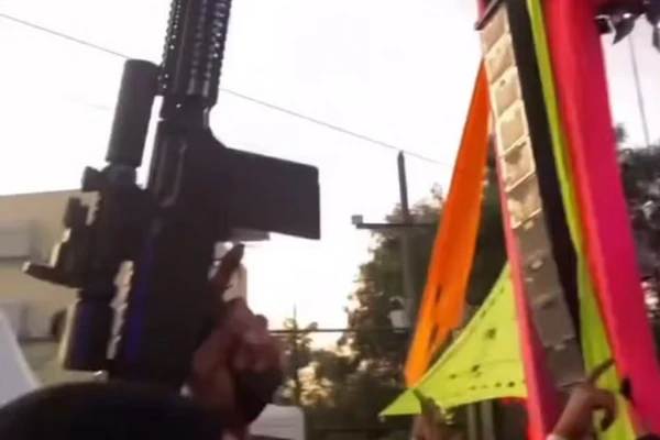 Homens armados gravaram vídeos em baile no Rio