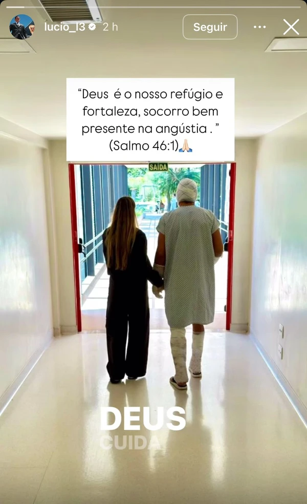 Lúcio apareceu caminhando ao lado de profissional no hsopital com corpo enfaixado 