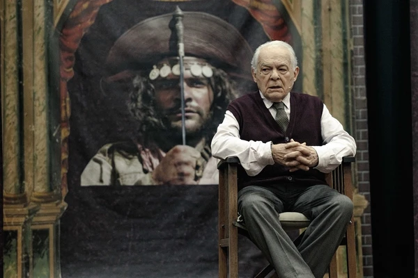 Othon Bastos em cena do monólogo
