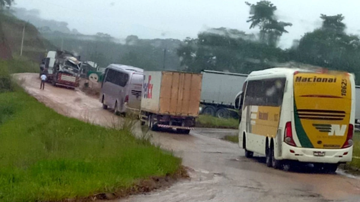 Via alternativa causa transtornos para motoristas e passageiros