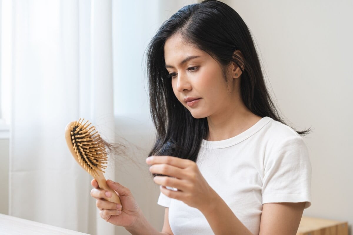 A falta de ferro no organismo é uma das principais causas da queda de cabelo (Imagem: Kmpzzz | Shutterstock)