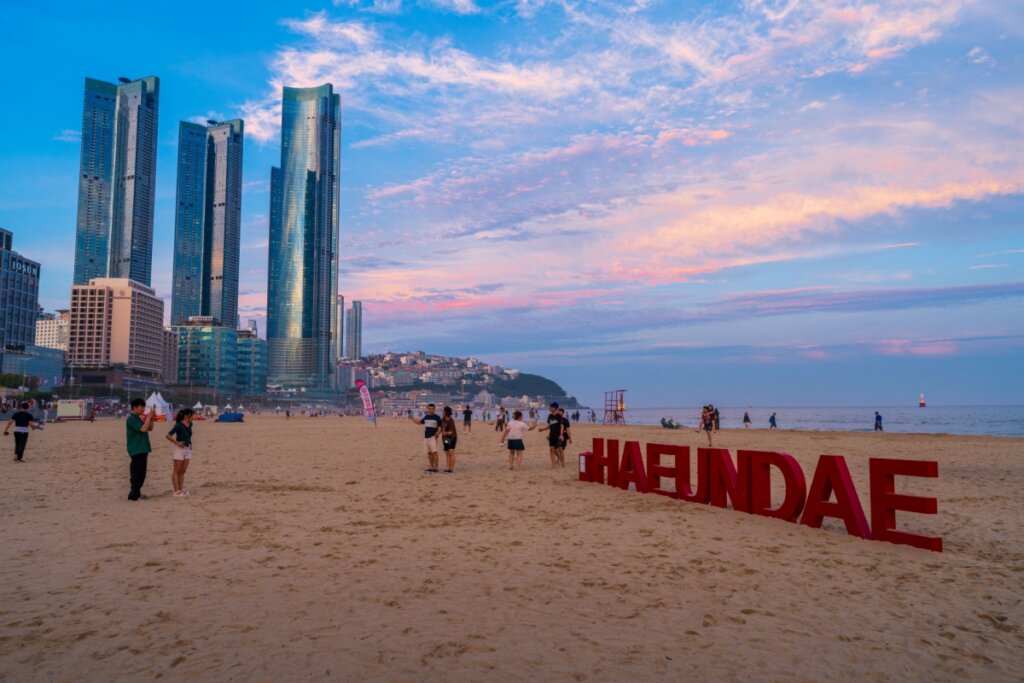 A praia de Haeundae é emoldurada por arranha-céus modernos (Imagem: natthawat88 | Shutterstock) 