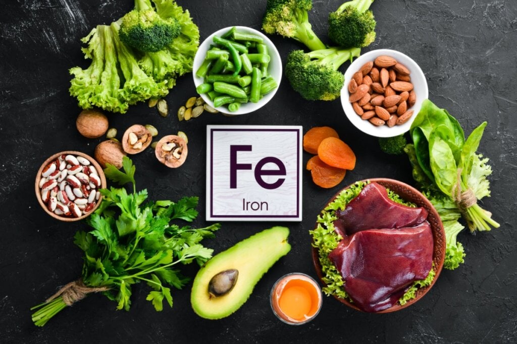 Alimentos ricos em ferro ajudam no tratamento da queda de cabelo (Imagem: YARUNIV Studio | Shutterstock)