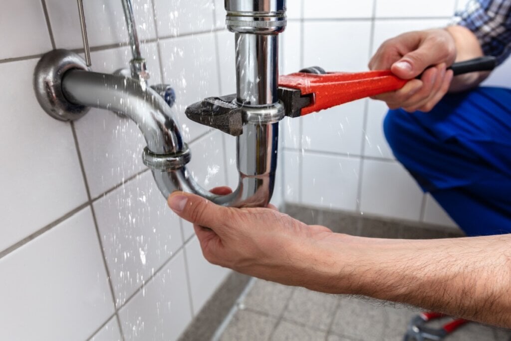 Ao notar um vazamento, procure um profissional especializado para realizar o reparo (Imagem: Andrey_Popov | Shutterstock)