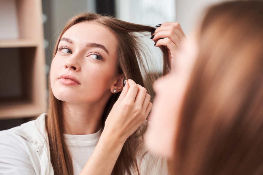 O autoexame para identificar pintas suspeitas deve ser realizado uma vez por mês (Imagem: Olena Yakobchuk | Shutterstock)
