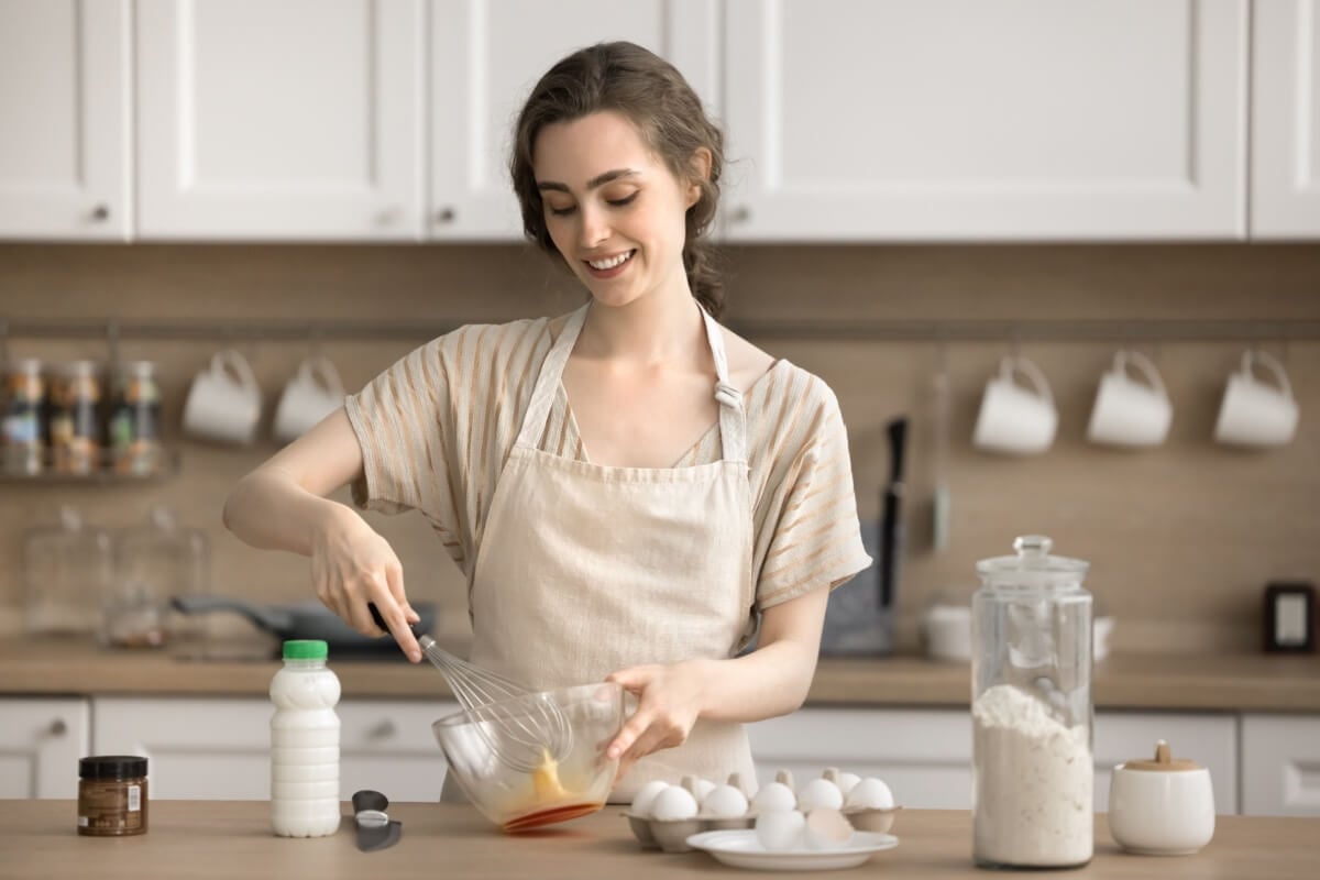 O ovo oferece praticidade, variedade de sabores e uma série de benefícios para a saúde (Imagem: fizkes | Shutterstock) 