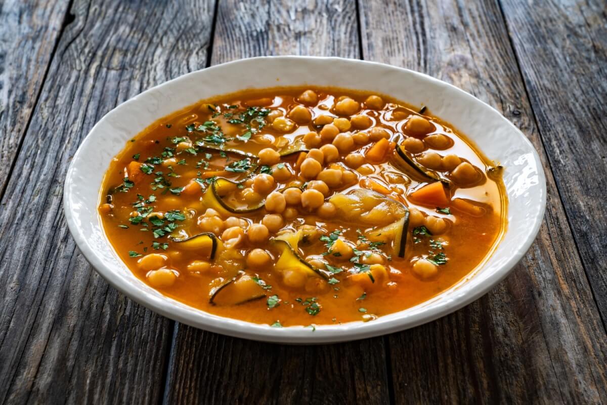 Sopa de grão-de-bico com abobrinha e batata-doce (Imagem: Jacek Chabraszewski
| Shutterstock) 