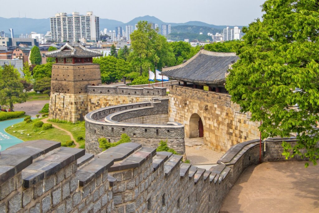 Suwon abriga a Fortaleza Hwaseong, patrimônio mundial da UNESCO (Imagem: Denis Kabanov | Shutterstock)