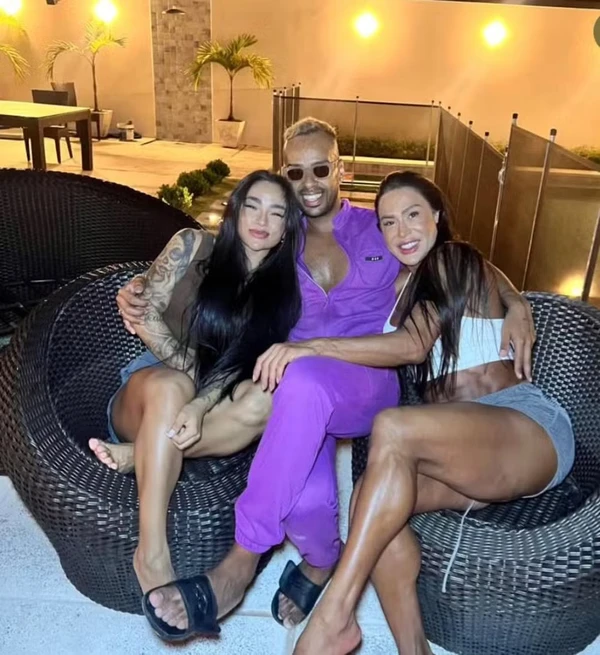 Juliano Carvalho com Gracyanne e uma amiga na casa da musa fitness