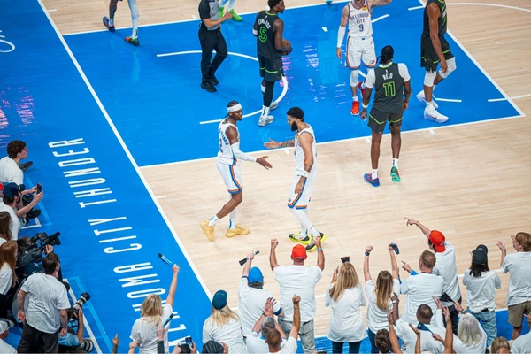 Shai e Kenrich Williams na vitória do OKC Thunder no jogo um da final do Oeste