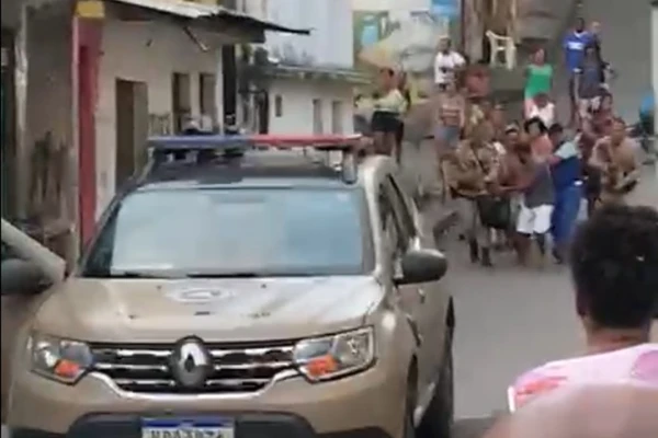 Vítima foi socorrida por populares e policiais