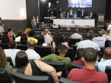 Imagem - Após confusão e interrupção de sessão, Câmara aprova reajuste do salário de professores