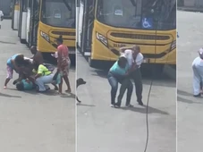 Imagem - Assista: motorista de ônibus e passageira brigam em rua de Salvador