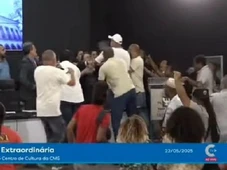 Imagem - Sessão da Câmara é interrompida após invasão do plenário por servidores