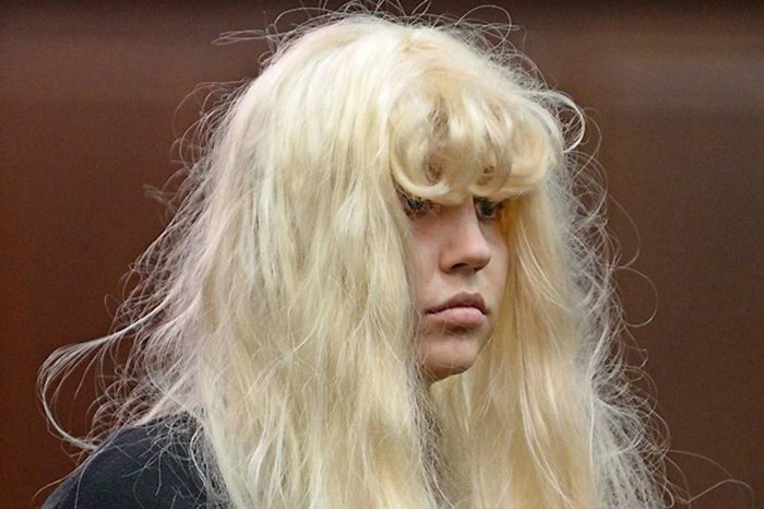 Amanda Bynes em seu julgamento em 2013 usando uma peruca por Divulgação 