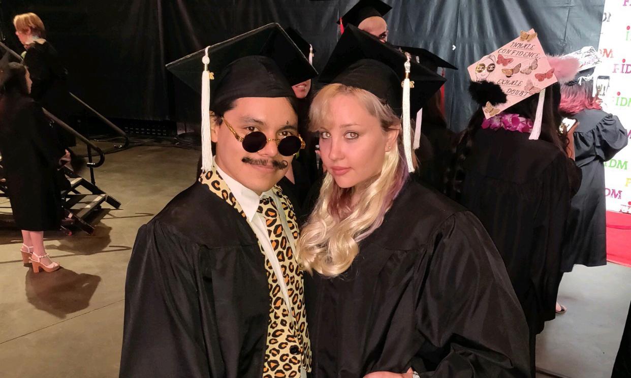 Amanda Bynes em sua formatura da faculdade, onde se formou em Moda por Amanda Bynes