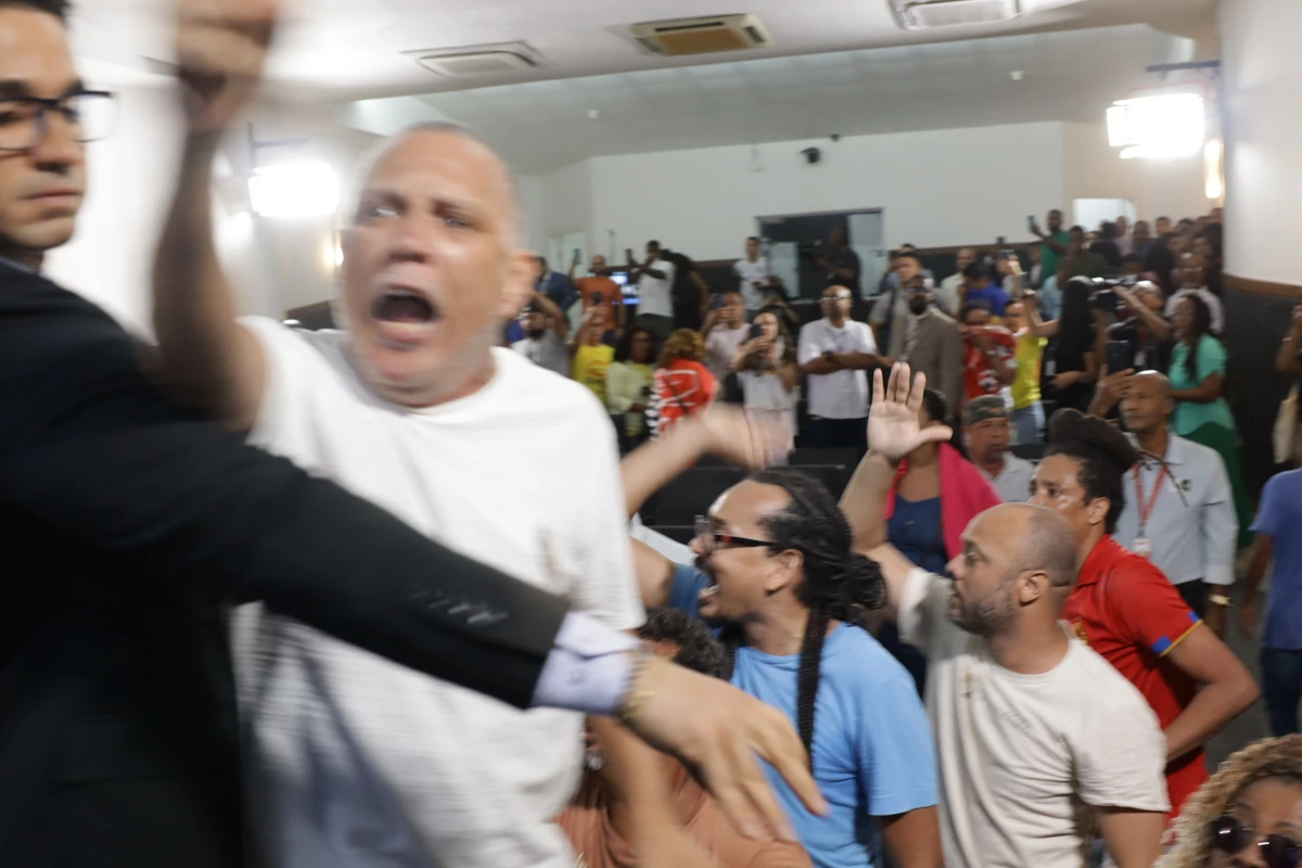 Câmara aprovou reajuste dos servidores durante sessão marcada  por invasão