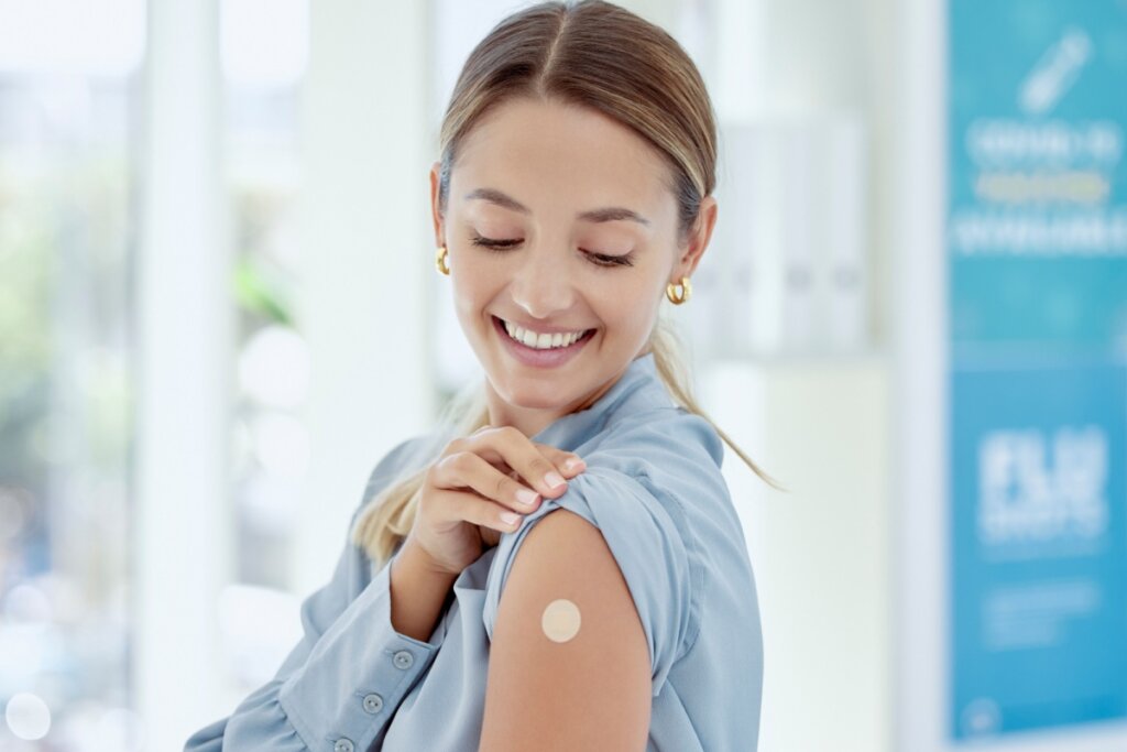 A vacina contra a covid-19 é indicada anualmente para grupos prioritários (Imagem: PeopleImages.com &#8211; Yuri A | Shutterstock)