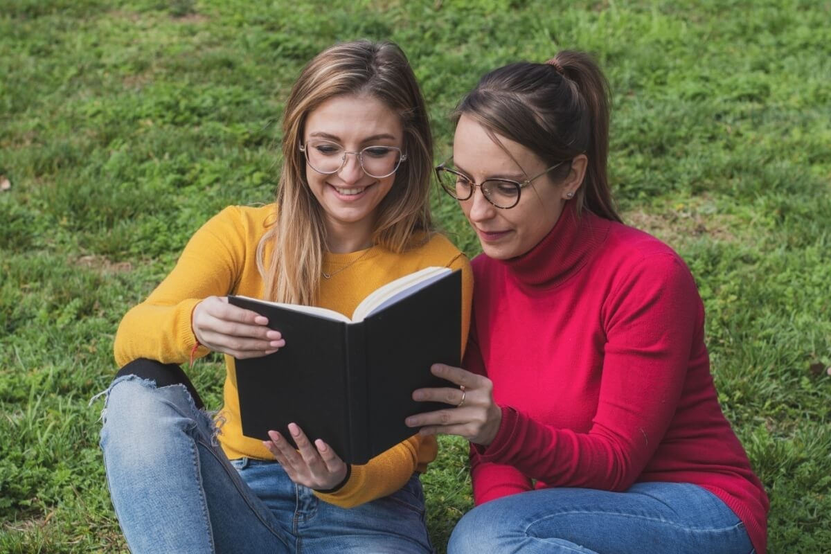 Os livros que contam histórias sobre experiências queer são uma celebração a comunidade (Imagem: Zamrznuti tonovi | Shutterstock) 