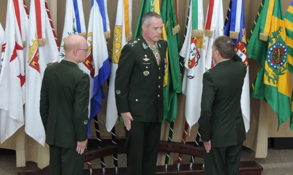 João Batista Bezerra, general de divisão do Exército (o do meio) por Ministério da Defesa