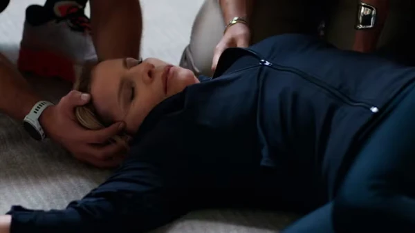 Odete desmaia após clima tenso com Afonso por Reprodução/TV Globo