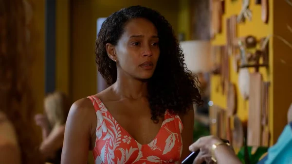 Raquel vê foto de Ivan e Heleninha em site de fofocas por Reprodução/TV Globo