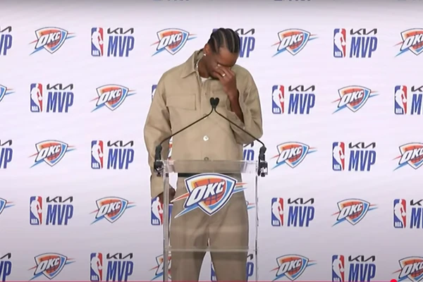Shai discursando após ser eleito MVP 