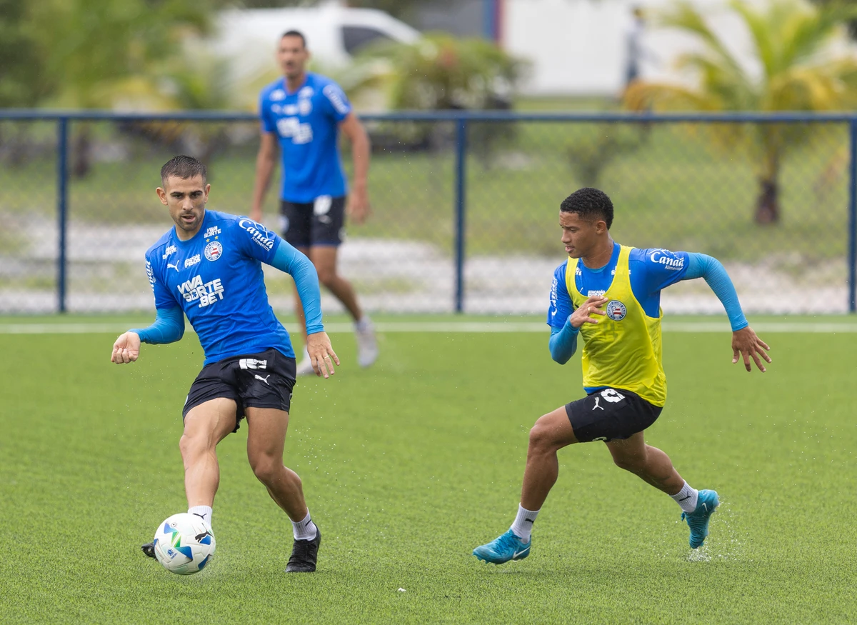 Acevedo, com a bola, tem chance de começar na equipe titular