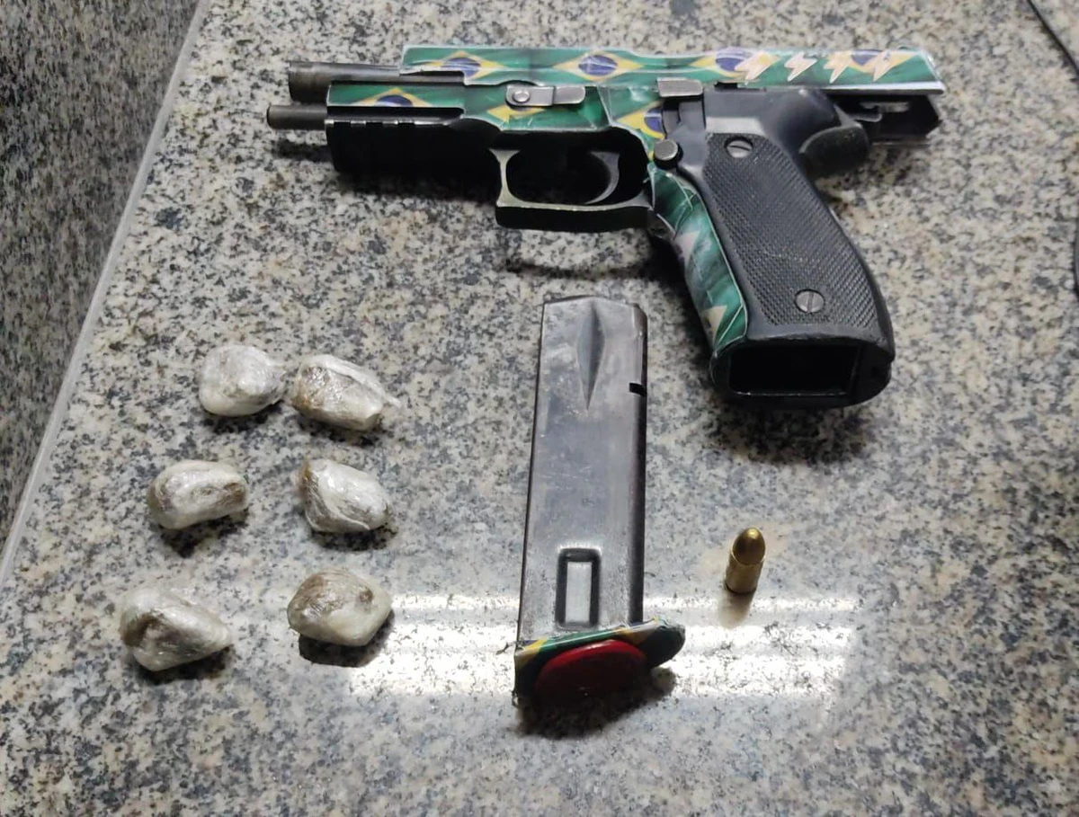 Arma e drogas apreendidas por SSP-BA