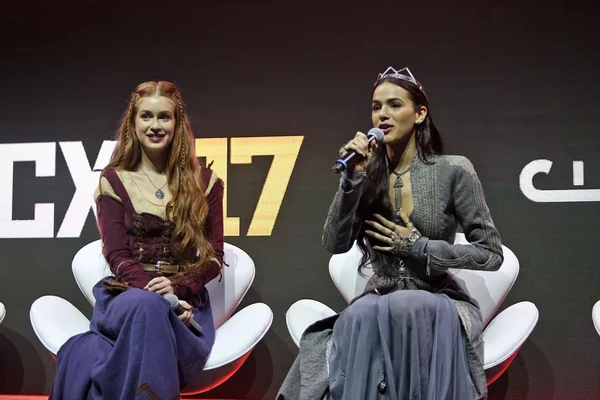 Bruna e Marina posam juntas durante a CCXP 2017 para promover Deus Salve o Rei. por Fabio Tito/G1