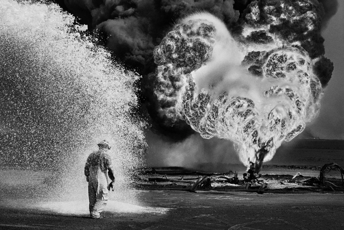 Campo de Petróleo em Chamas por Sebastião Salgado/Reprodução