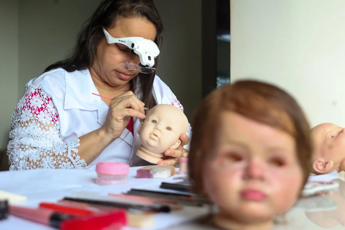 Confecção de bebê reborn por Marina Silva/CORREIO