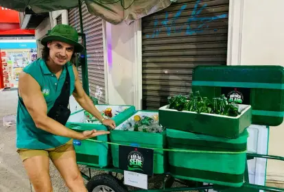 Daniel Erthal vende bebidas nas praias do Rio por Reprodução