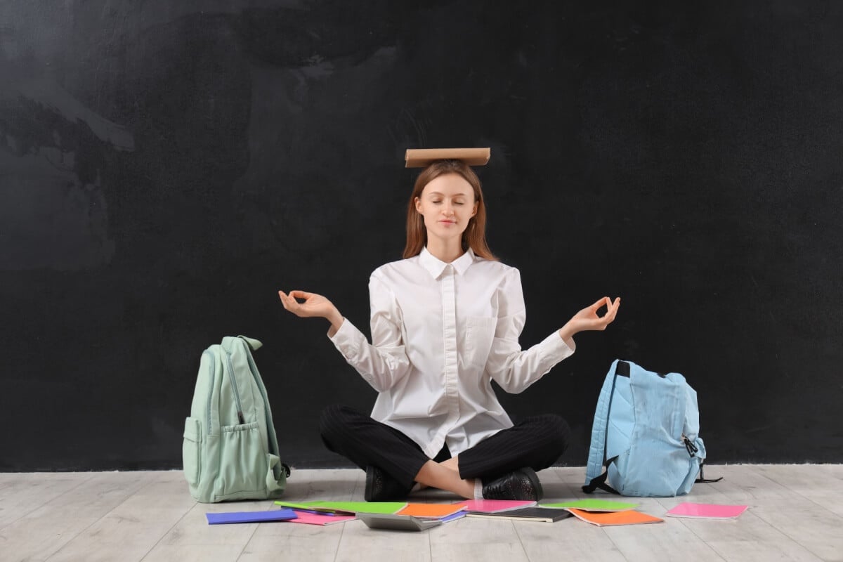 Adotar práticas de autocuidado durante a preparação para o vestibular mantém o equilíbrio físico e emocional (Imagem: Pixel-Shot | Shutterstock) 