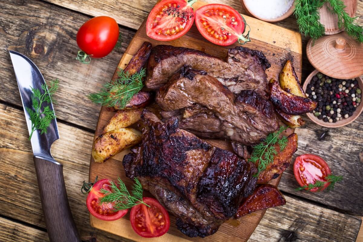 Paleta bovina assada com batatas (Imagem: istetiana | Shutterstock) 