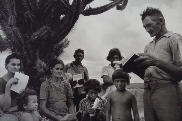 Fotografia do livro "Terra", que retrata populações marginalizadas por Reprodução/Sebastião Salgado