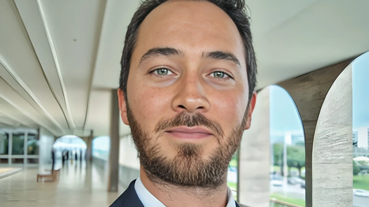 Gabriel Falcão trocou as novelas pela carreira diplomática por Reprodução