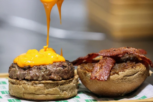 Hambúrguer Federado, do Varanda Burguer por Marina Silva/CORREIO