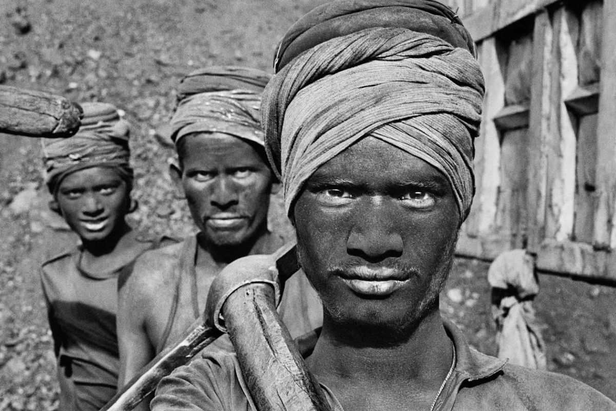 Homens nas minas de carvão da Índia