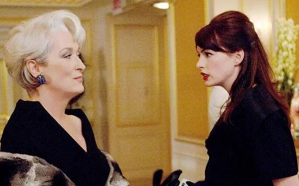 Meryl Streep e Anne Hathaway em cena de O Diabo Veste Prada