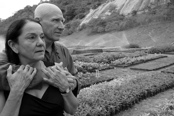 O fotógrafo com a esposa Lélia, no filme O Sal da Terra
