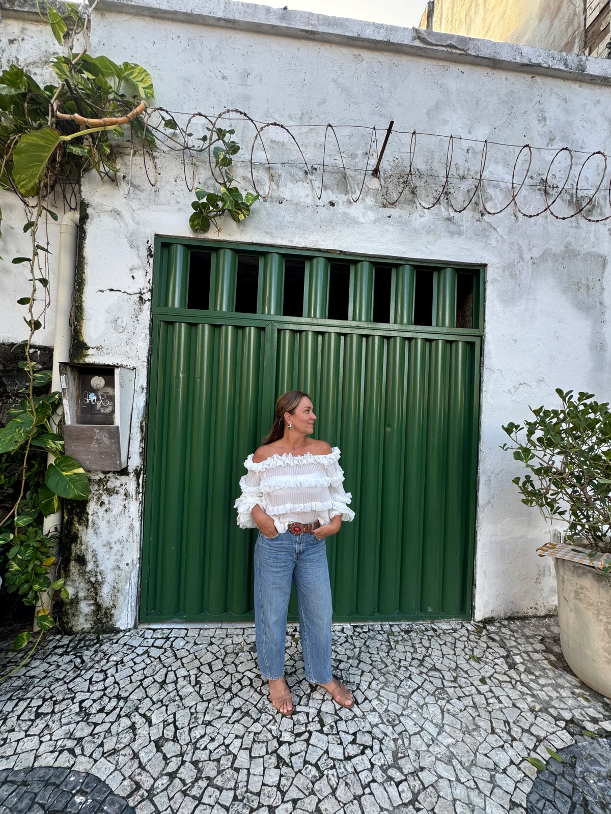 Paula Pitanga (paula.v.pitanga) apostou em um lookinho casual para passear no Rio Vermelho