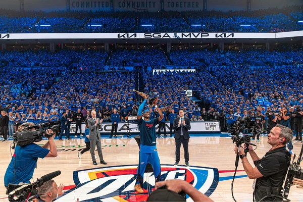 Shai com o prêmio de MVP da temporada 2024/2025
