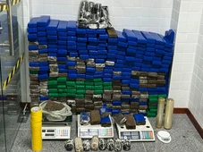 Imagem - Mulher é presa em operação contra o tráfico em Feira de Santana; drogas e explosivos são apreendidos