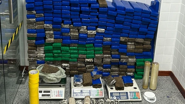 Mulher é presa em operação contra o tráfico em Feira de Santana; drogas e explosivos são apreendidos
