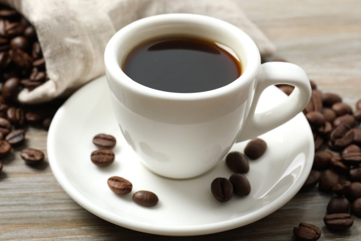 O café oferece diversos benefícios para o organismo, mas deve ser consumido com moderação para evitar malefícios (Imagem: Sunlight_s | Shutterstock) 