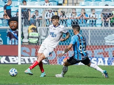 Imagem - 'Ele pisa no meu braço e o árbitro marca pênalti', reclama goleiro após derrota polêmica do Bahia